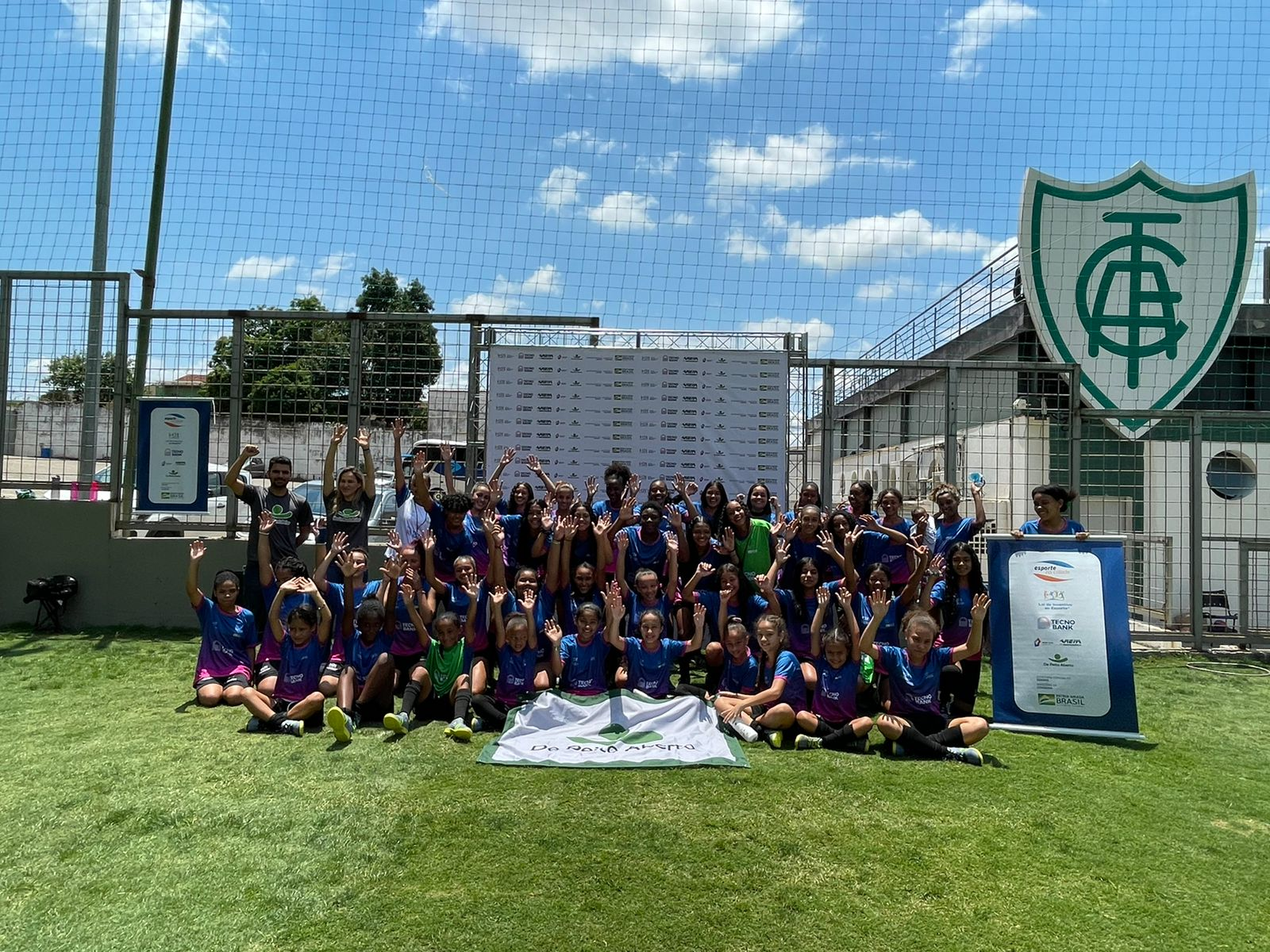 Tecnobank patrocina o Projeto Esporte na Cidade, que oferece aulas gratuitas de futebol feminino